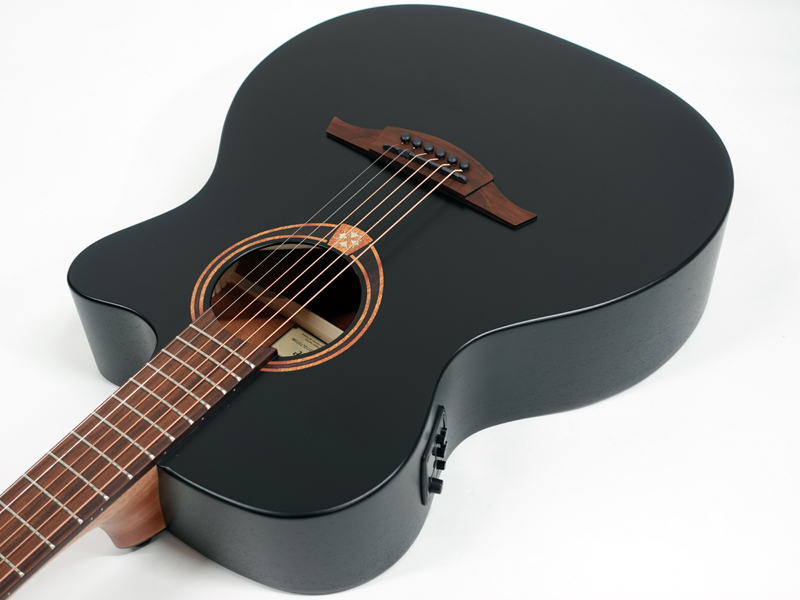 LAG GUITARSよりサテンブラックを採用した国内限定モデル登場