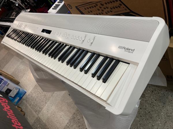 Roland ( ローランド ) FP-90X-WH ◆1台限定B級特価!送料無料!【ローン分割手数料0%(12回迄)】